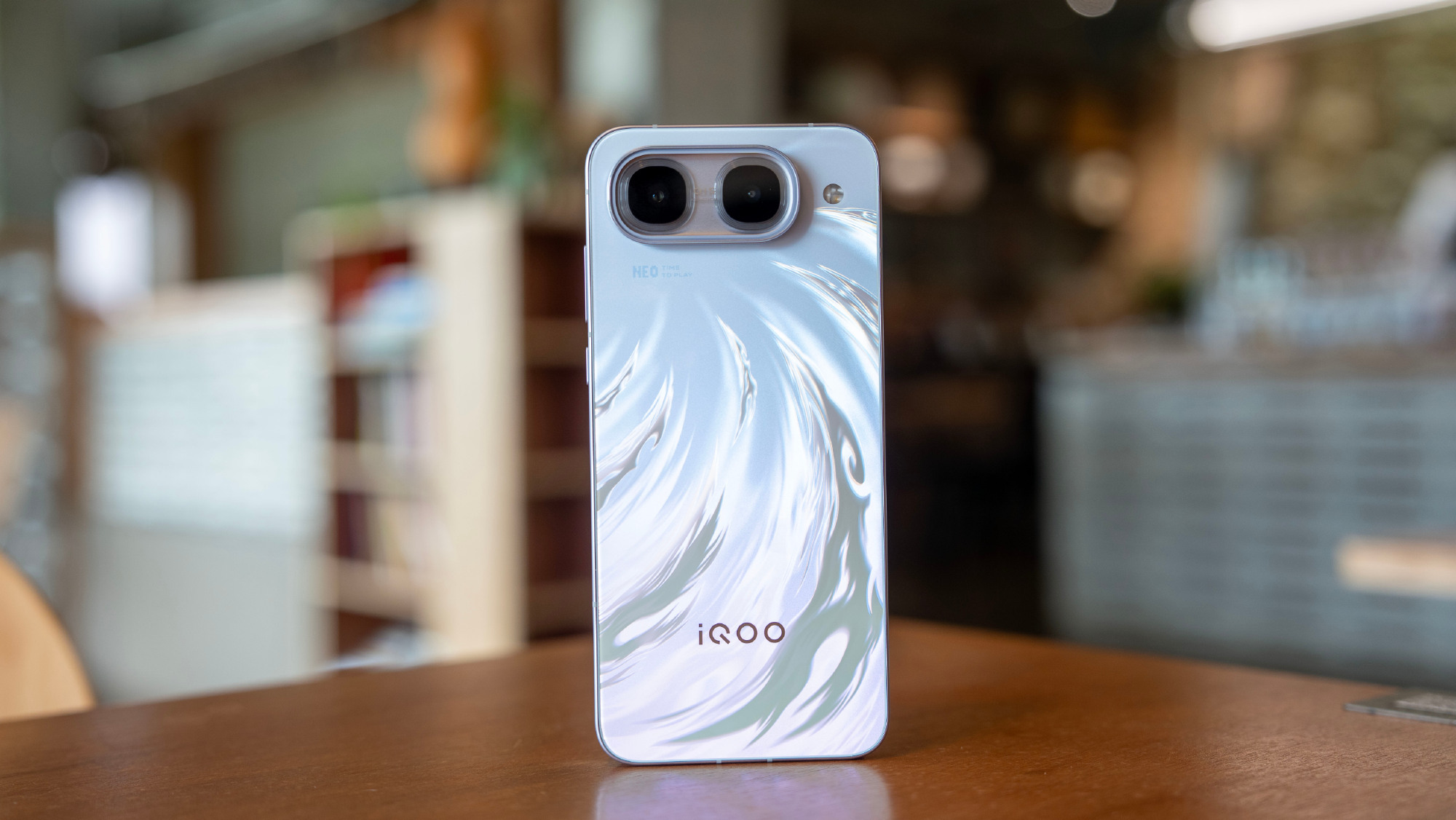 iQOO Neo11至尊版「乘风」实拍图，看着就很凉快清爽的感觉 