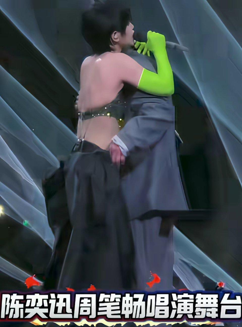 笔笔：Eason，这首歌的情绪到了这里，身体比脑子先做出了反应，你就当这是《漩涡