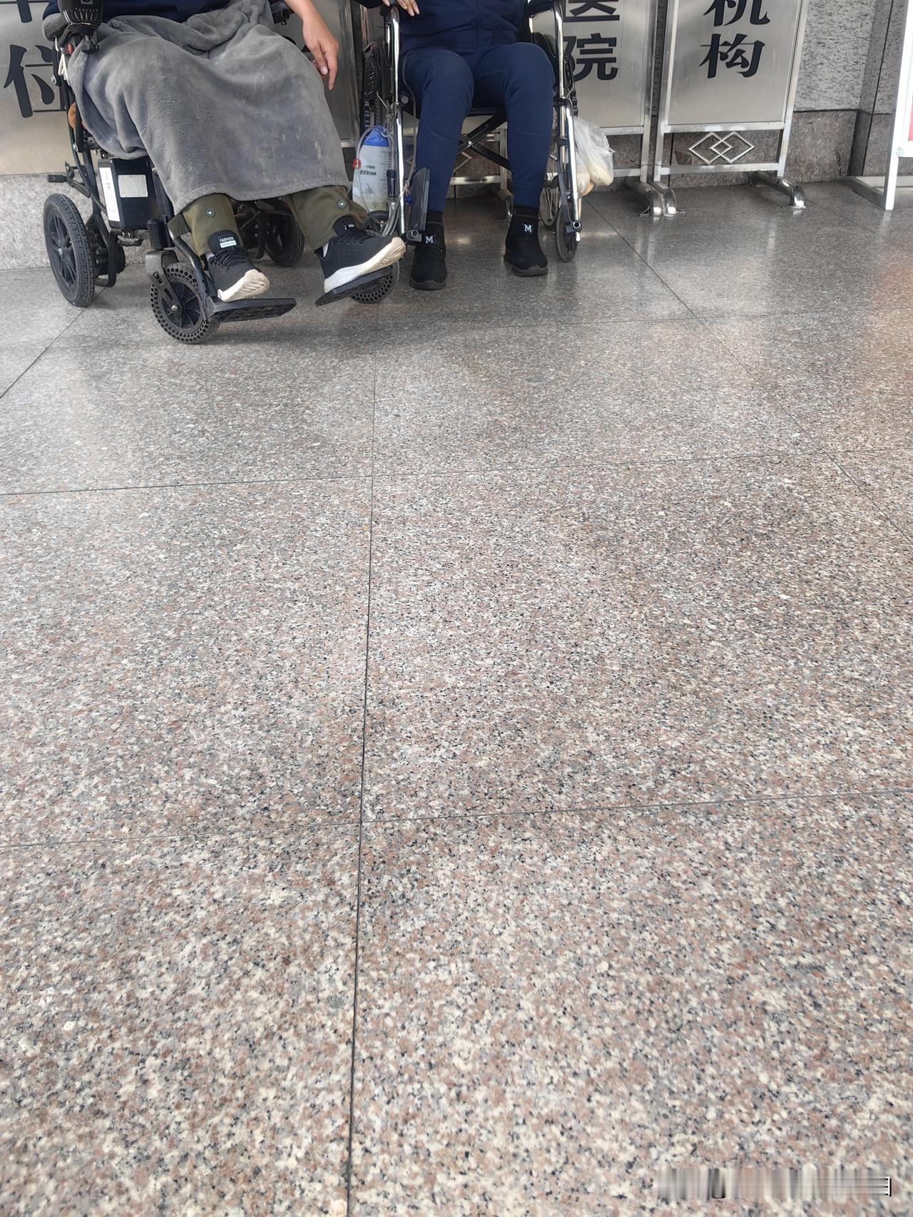 老公和轮椅大哥都是年纪轻轻的就成了残疾人，两个人同病相怜，俩人坐在医院大厅门外，