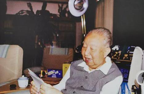 [微风]1998年1月，长沙市委代表蒋新祺去看望华国锋，交谈中，已从不过问政治的