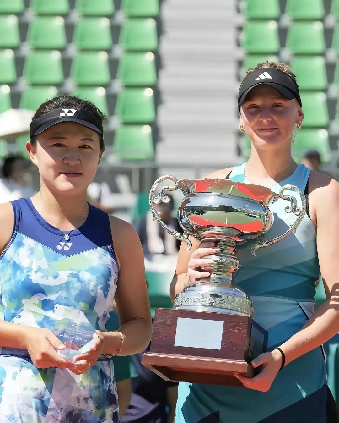 WTA大阪站组委会太抠了吧，朱琳看着自己亚军奖杯强颜欢笑，内心五味杂陈
北京时间