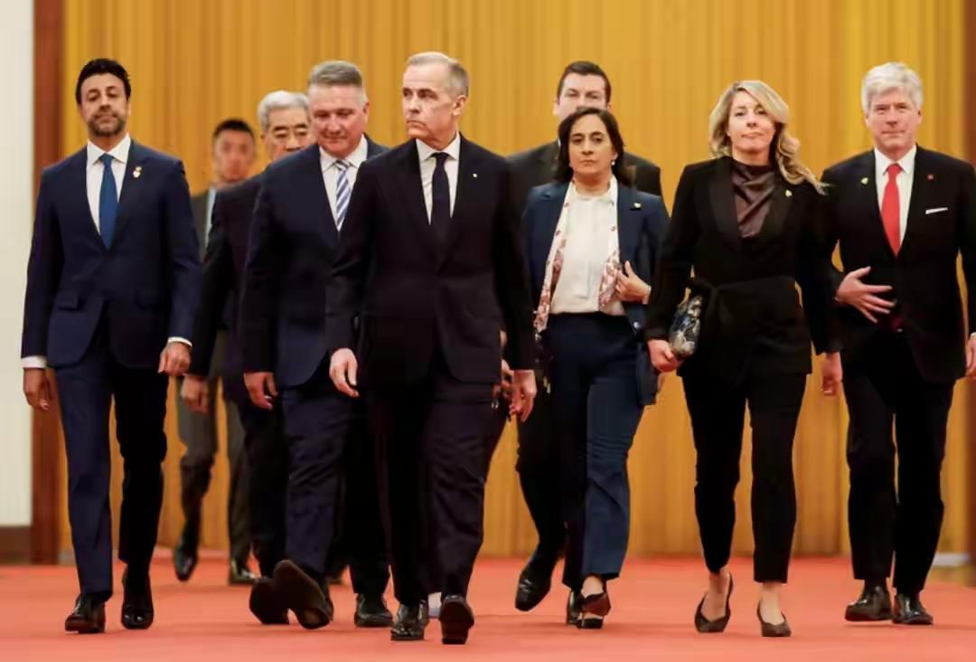 美威胁加拿大，特朗普没料到，卡尼去中方一趟，还敢跟自己顶嘴了