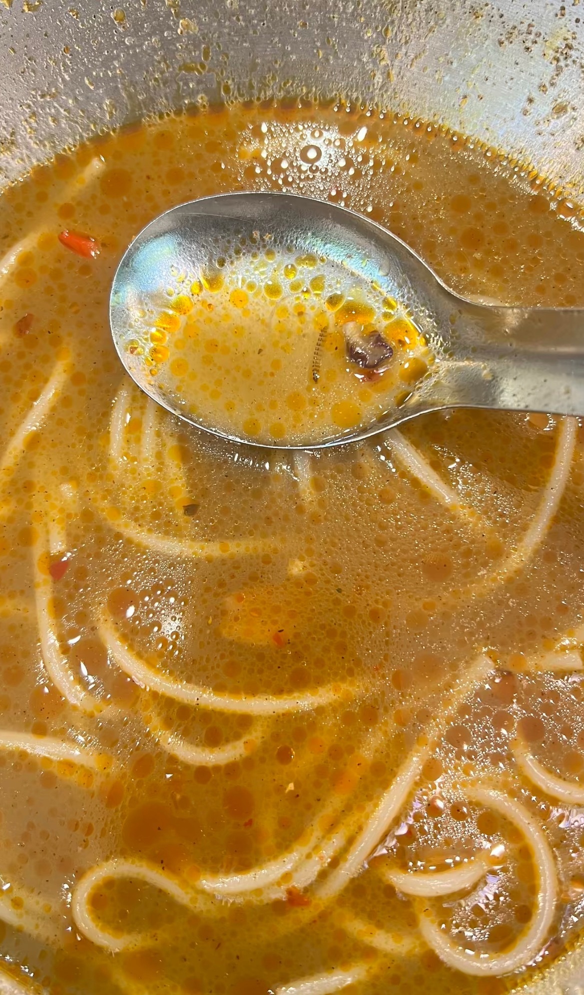 【梧州藤县某店铺吃螺蛳粉吃出一条虫子】近日，网友爆料称：广西梧州 藤县某螺蛳粉店