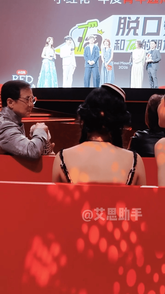 成龙72岁不做演员体验当站姐张小婉直拍图成龙打算多少钱出 啊啊啊啊啊啊啊啊成龙大