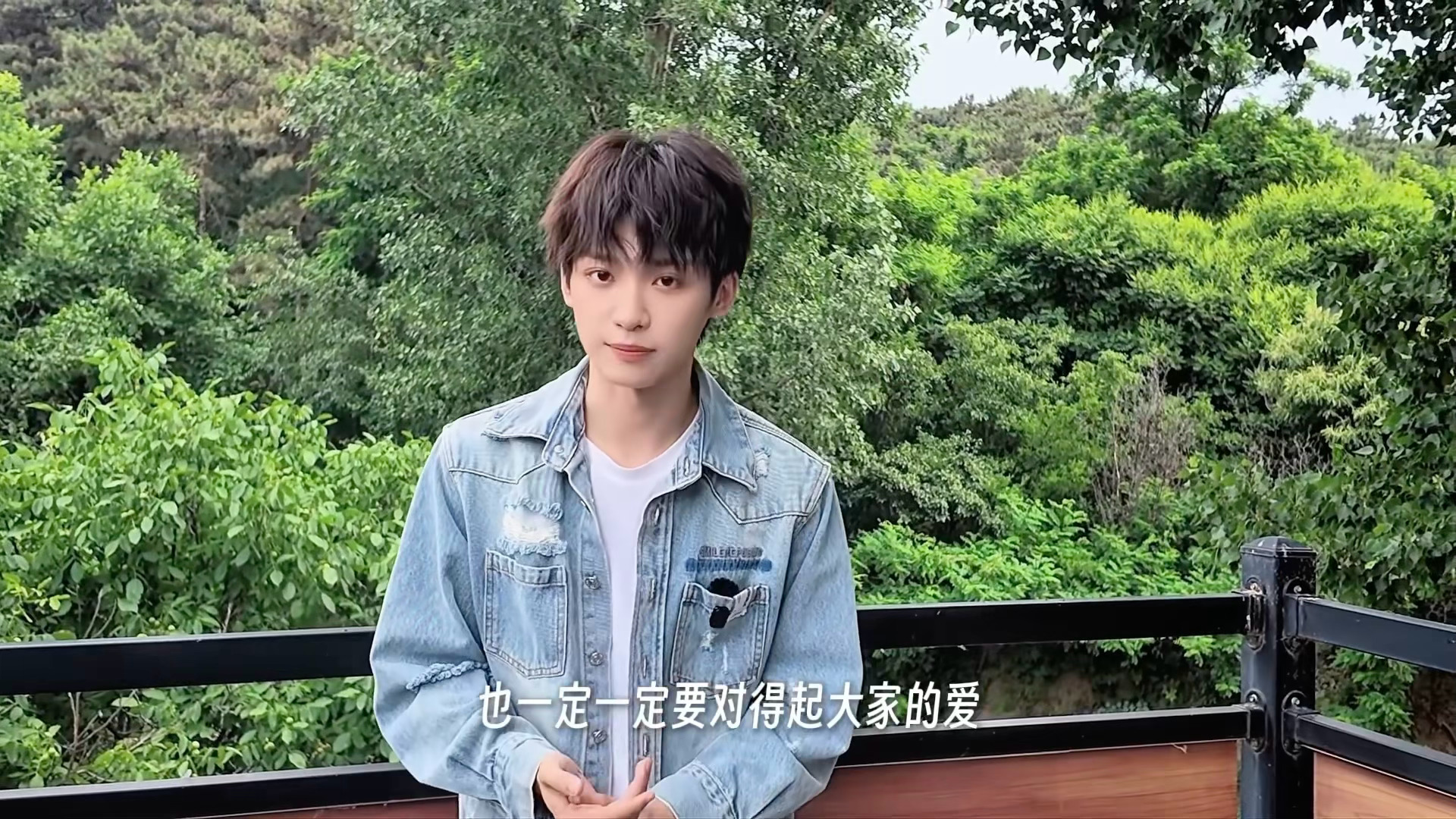 白描但细腻，偶尔又会冒出一些文学性和哲学性的文字碎片——「心动倒计，我觉得是在美