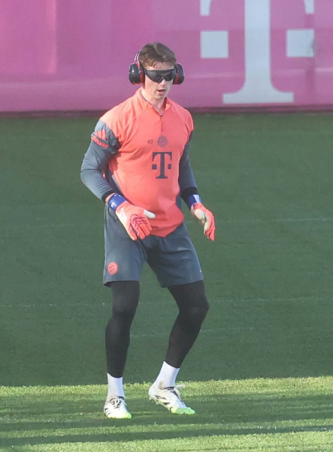 乌尔比格今天进行个人训练时戴着频闪眼镜，这种眼镜会限制视线，从而提高注意力和反应