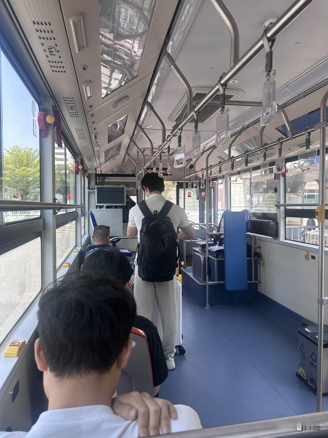 不知道你注意到没有
以前坐公交车
很多时候是为了省钱
现在却不一样了
有的时候是