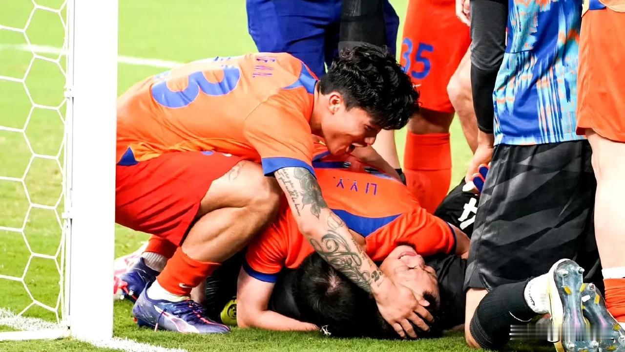 国内球迷都说曼谷联弱，相当于中超中下游球队，山东泰山赢得侥幸，胜不足喜。
  试