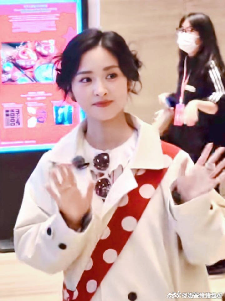 贺峻霖教沈月跳舞沈月这个萌萌宝宝学跳舞的背影好可爱