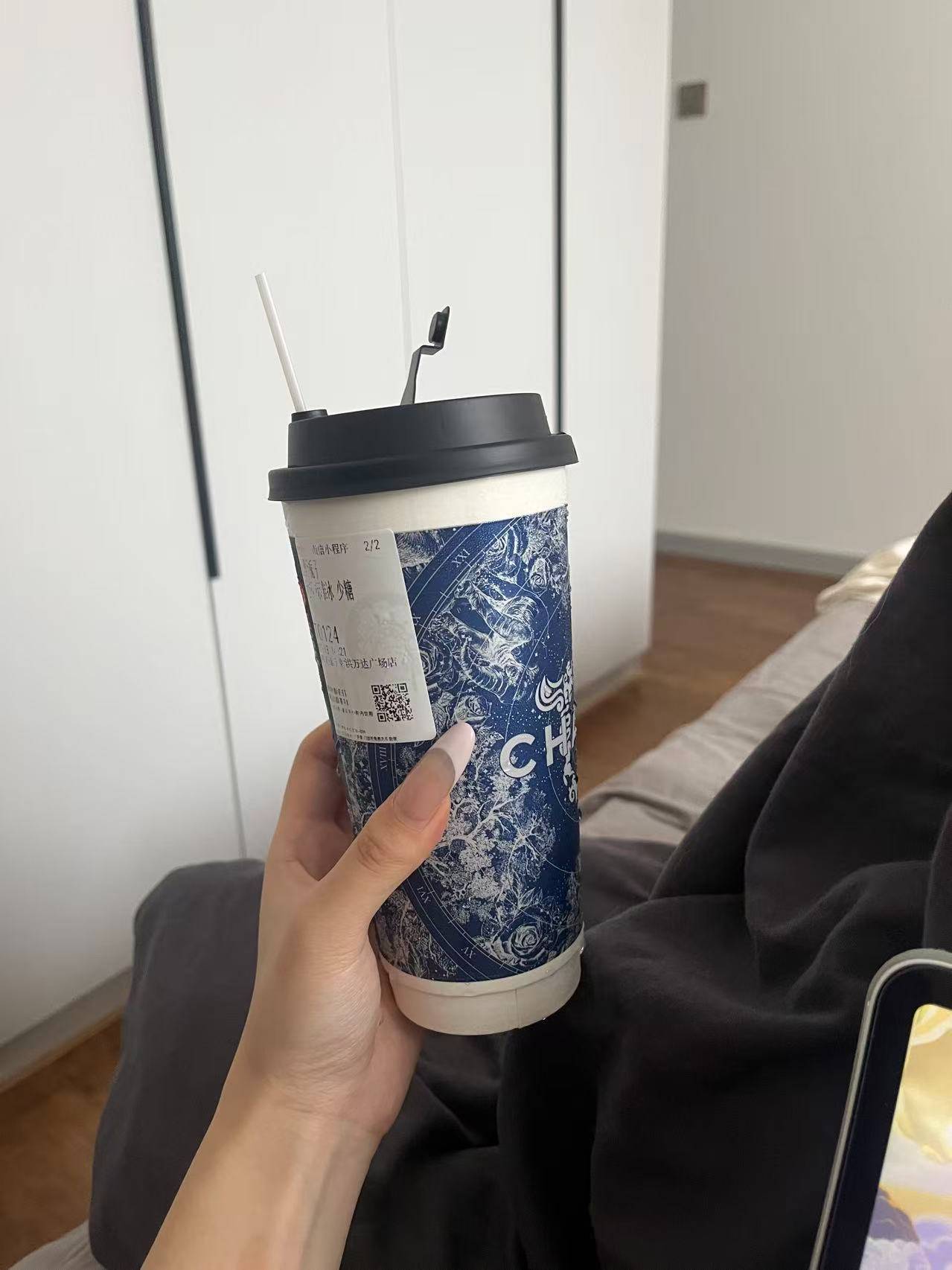 被刘晓庆用AI点百人外卖的操作秀到！办公室下午茶时间立刻开学：“20杯霸王茶姬，