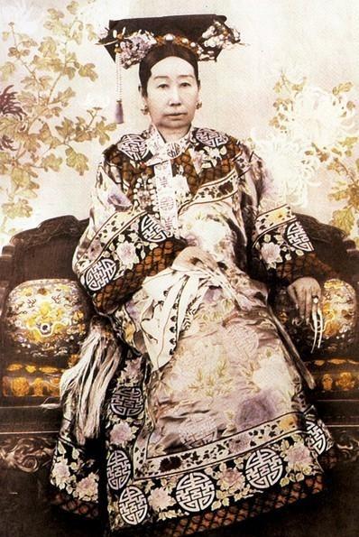 那么大的中国，能被小小的日本侵占，现在想来，有两个罪人：一是清朝老巫婆慈禧太后，