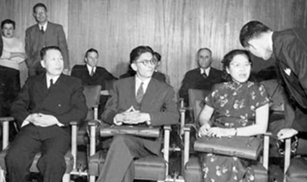 伍修权回忆首次前往联合国大会，会上正好听到二次战役传来胜利的振奋消息
1950年