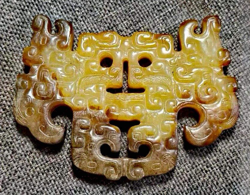 在品鉴中比较，
在比较中品鉴。
这四个佩有相同的造型。
在我所浏览的古玉器中，