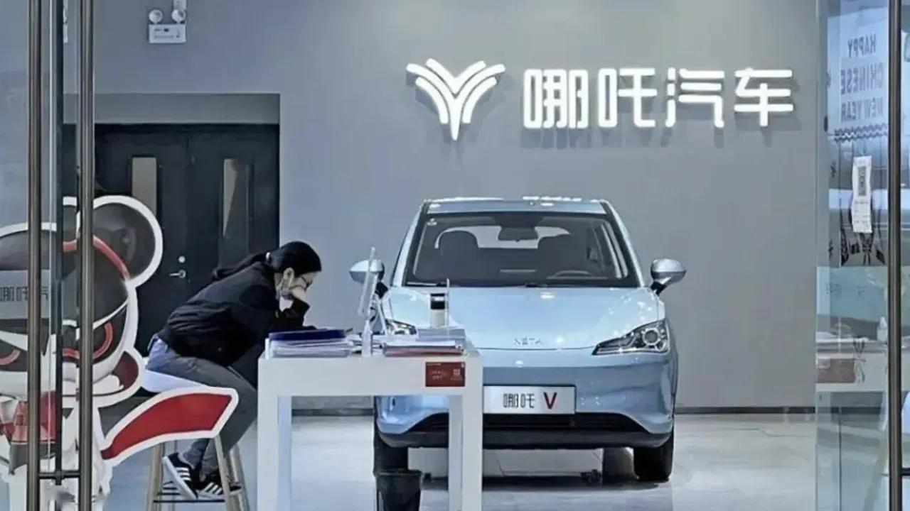 哪吒汽车老总张勇近期很烦，因车子销量断崖式下跌，亏损上百亿，员工被拖欠薪资，经销