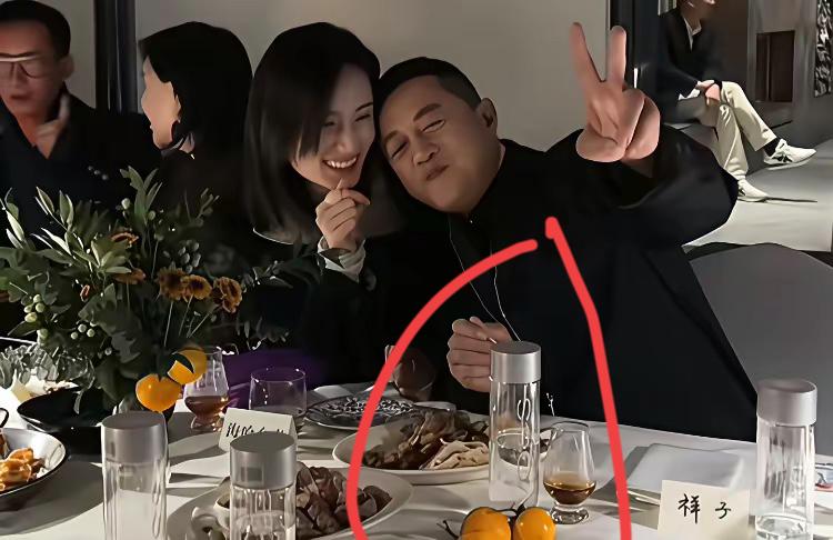 李亚鹏喝的是什么牌子的矿泉水，第一次见到