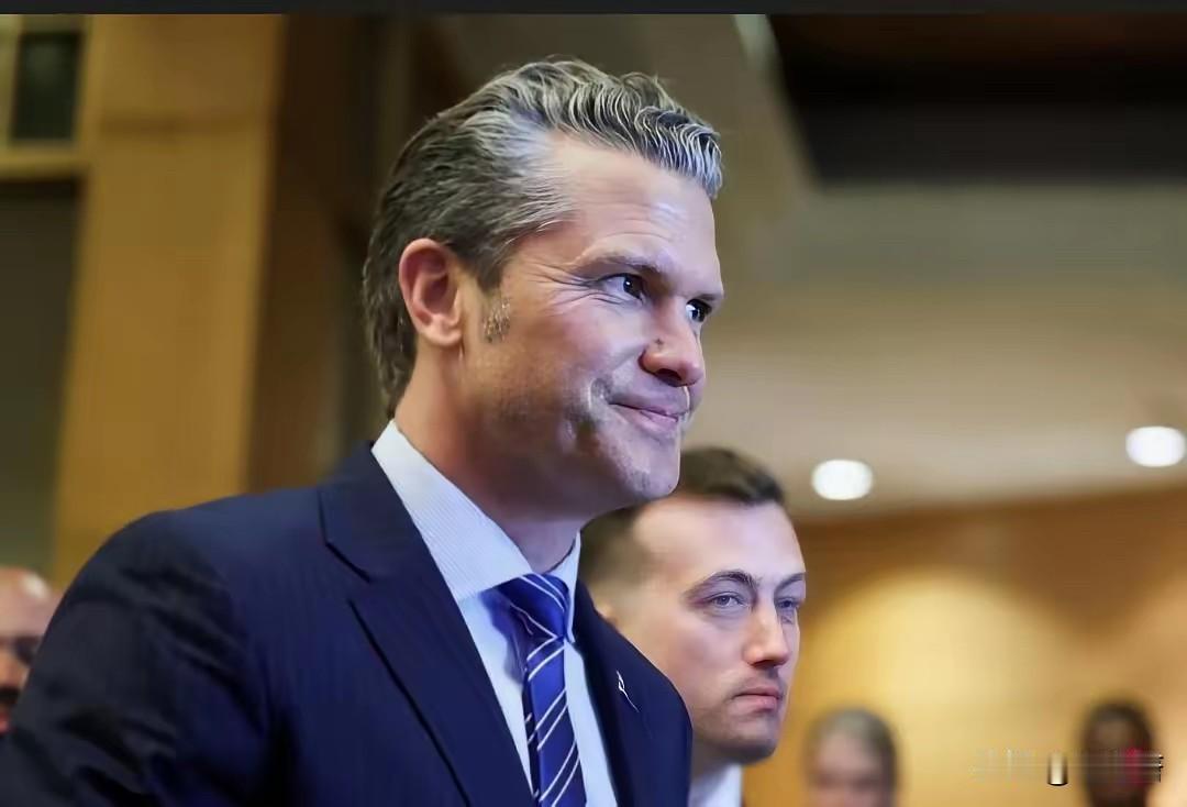 就在刚刚，
美国和菲律宾同时宣布了！
​10月31日，美国防长赫格塞斯和菲律宾防