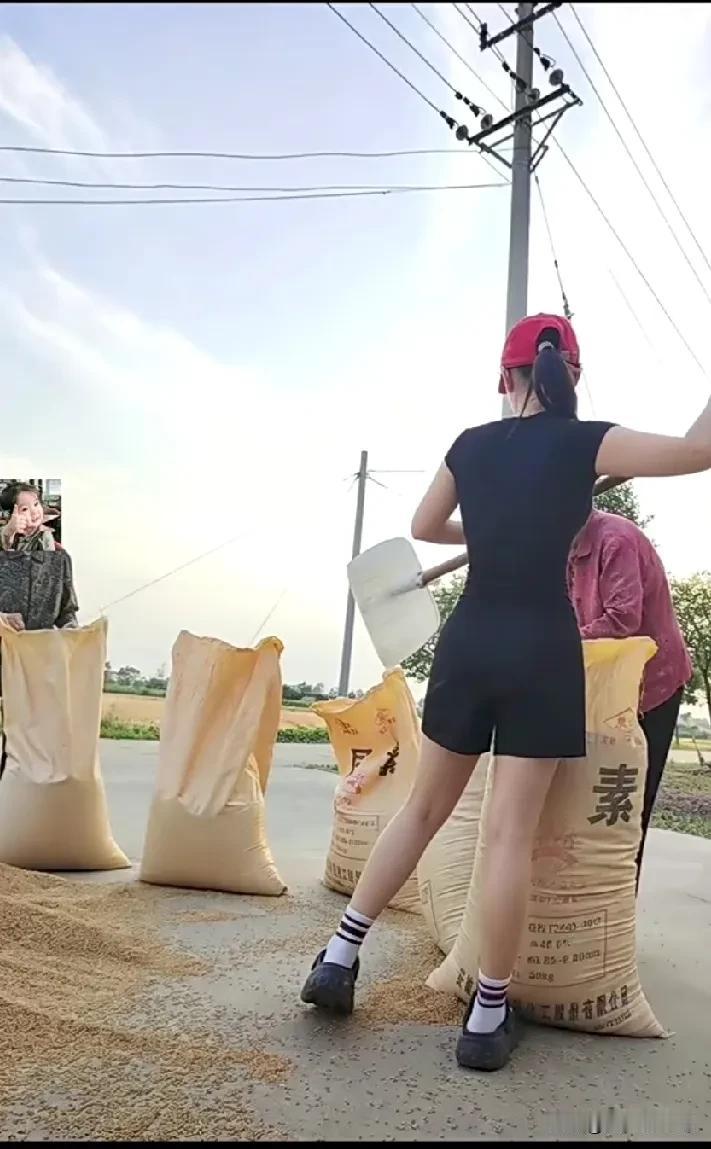 这女博主发表感慨说:
日复一日爬坡爬楼流汗减脂，
所有坚持，都为回乡扛的力‮来出