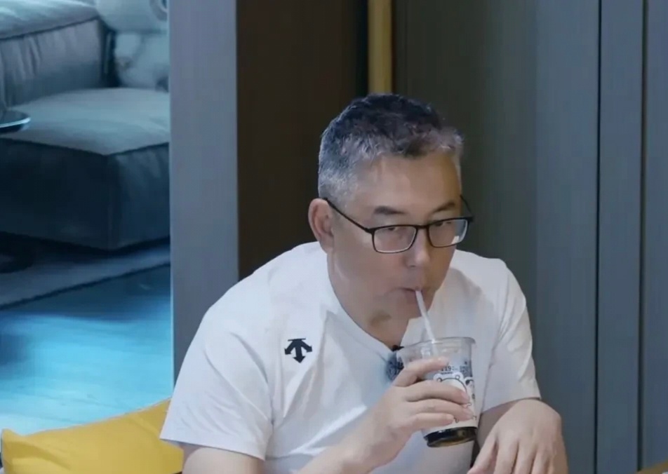 杜华的豪宅生活，一顿早餐8个菜打底，全程保姆伺候 