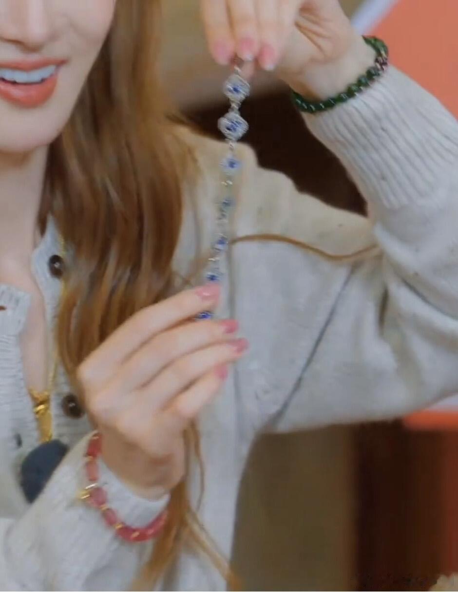 现在就出发现发3第七期冰哥送给大喜的手链这个手链真的击中我了 可惜一直截不到清晰