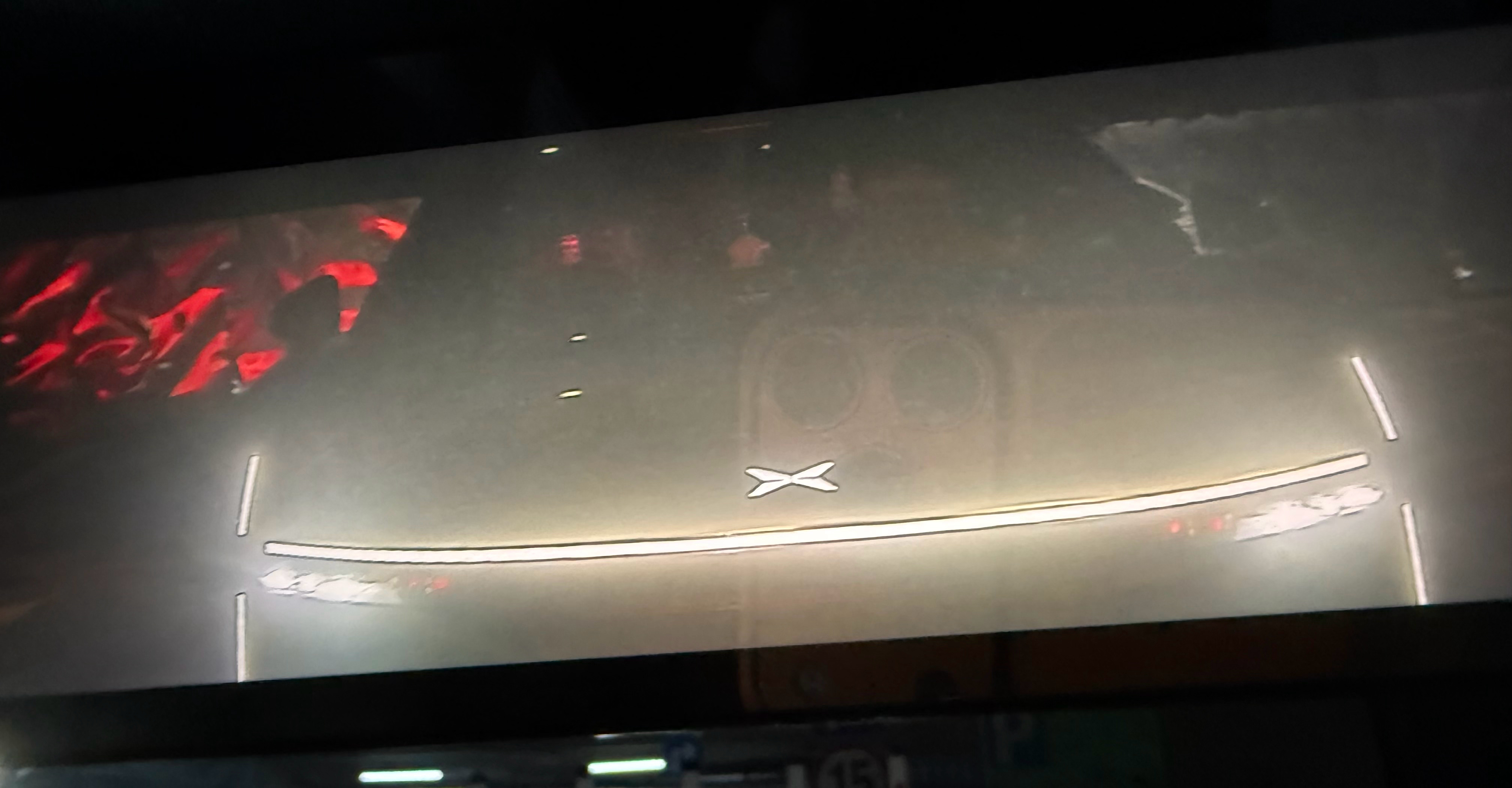 哈哈哈哈小鹏P7车主有意思！进小区地库，后面跟了一辆小鹏P7，闪我两下跟我打招呼