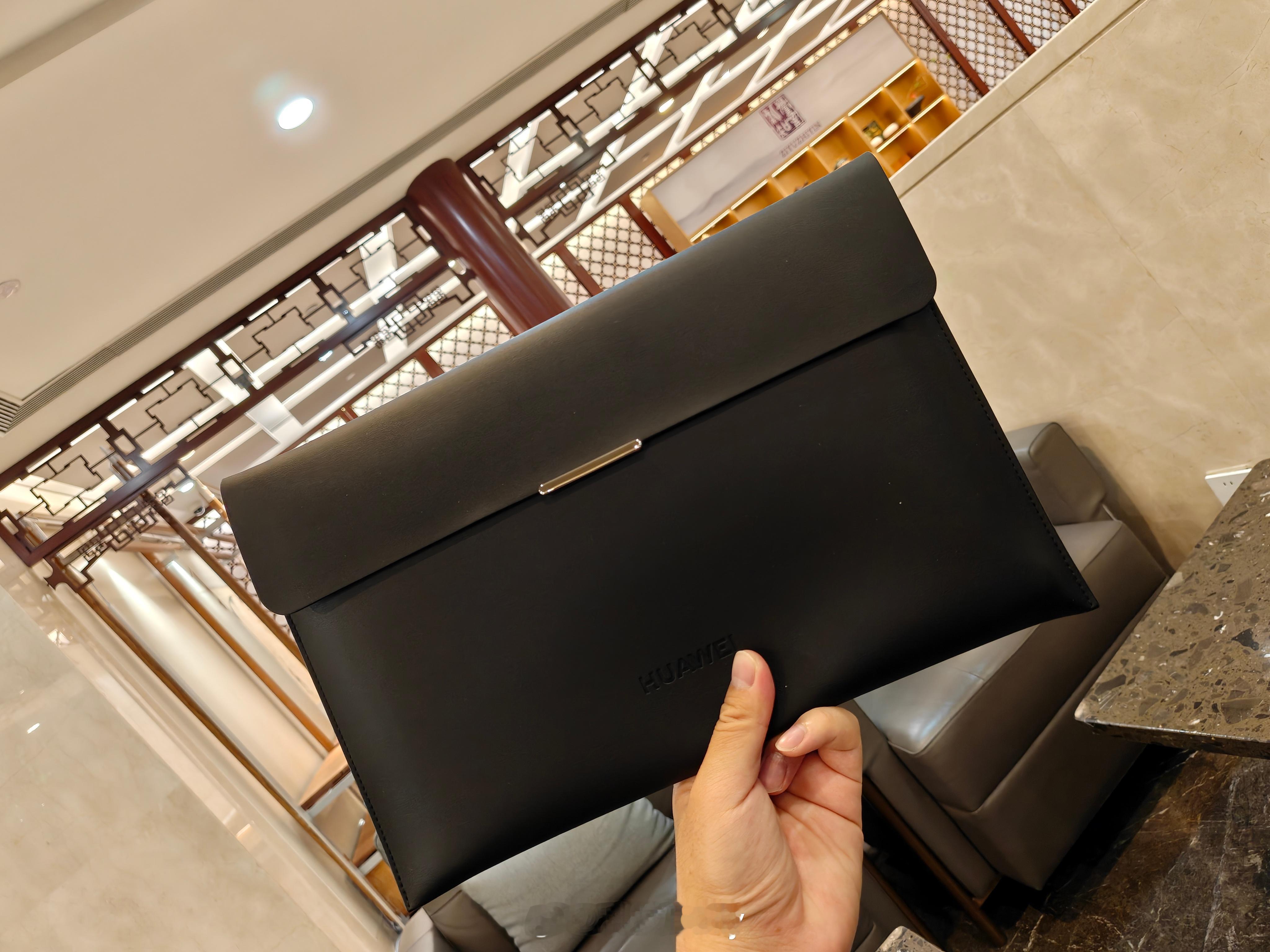 这次出差，减负了，又升舱了，因为我有华为MateBook Fold 非凡大师。更