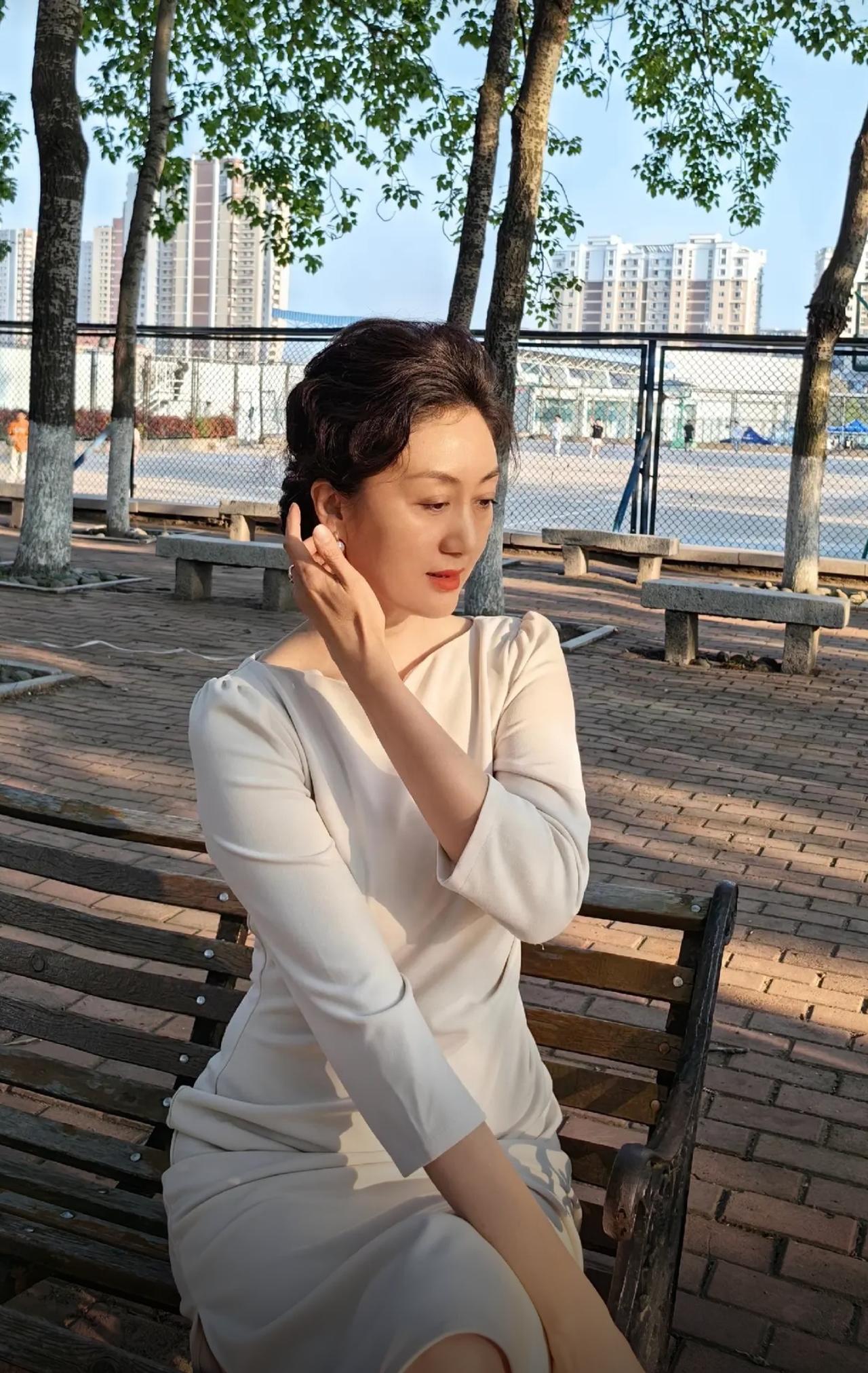 四十多岁中年人的斩杀线其实是要二胎，一个娃的话，就要折腾掉80%的精力，再要第二