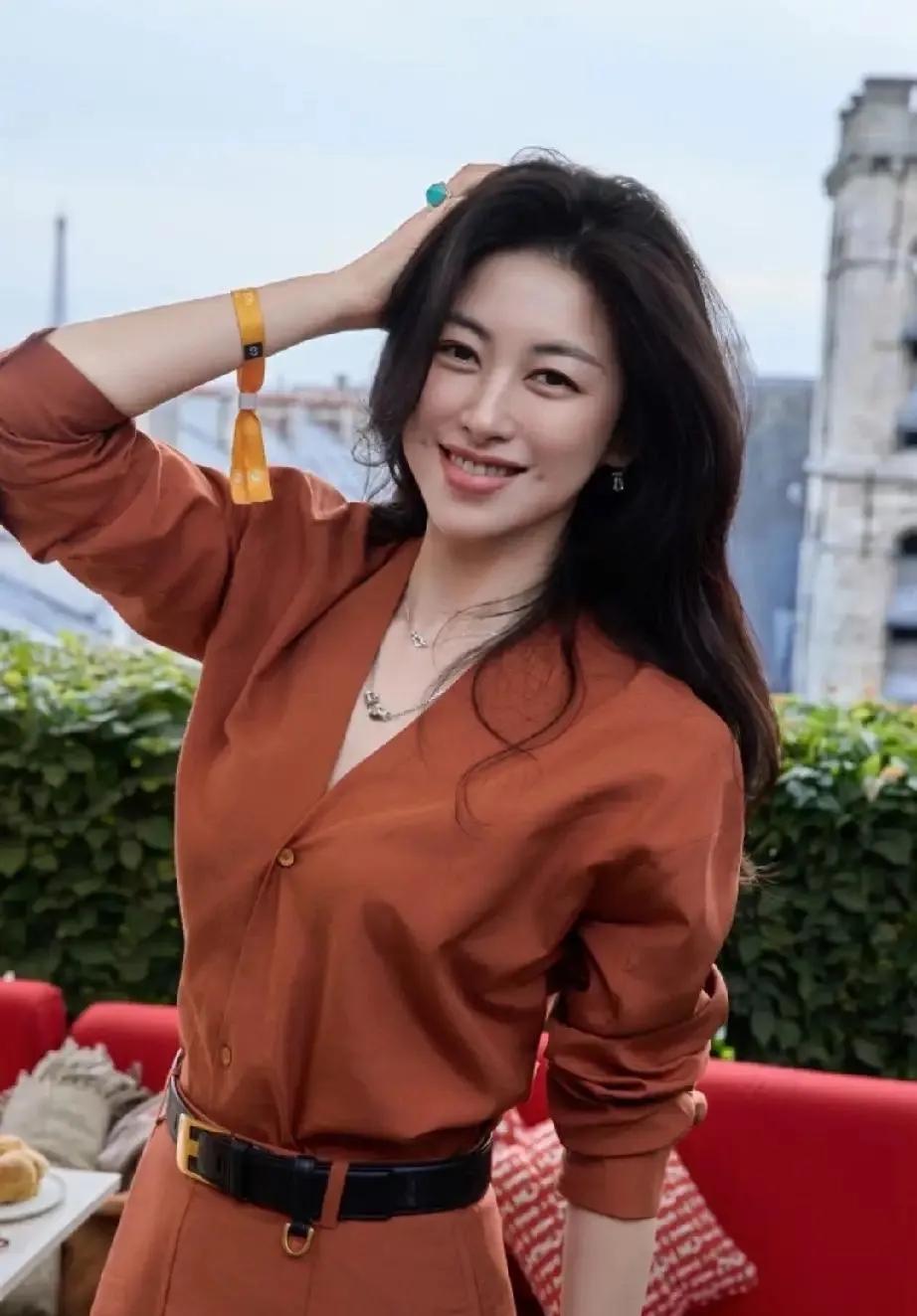 朱珠这套焦糖色连衣裙太有女人味！
同色系衬衫长裙，配上黑色宽腰带，直接掐出腰线。