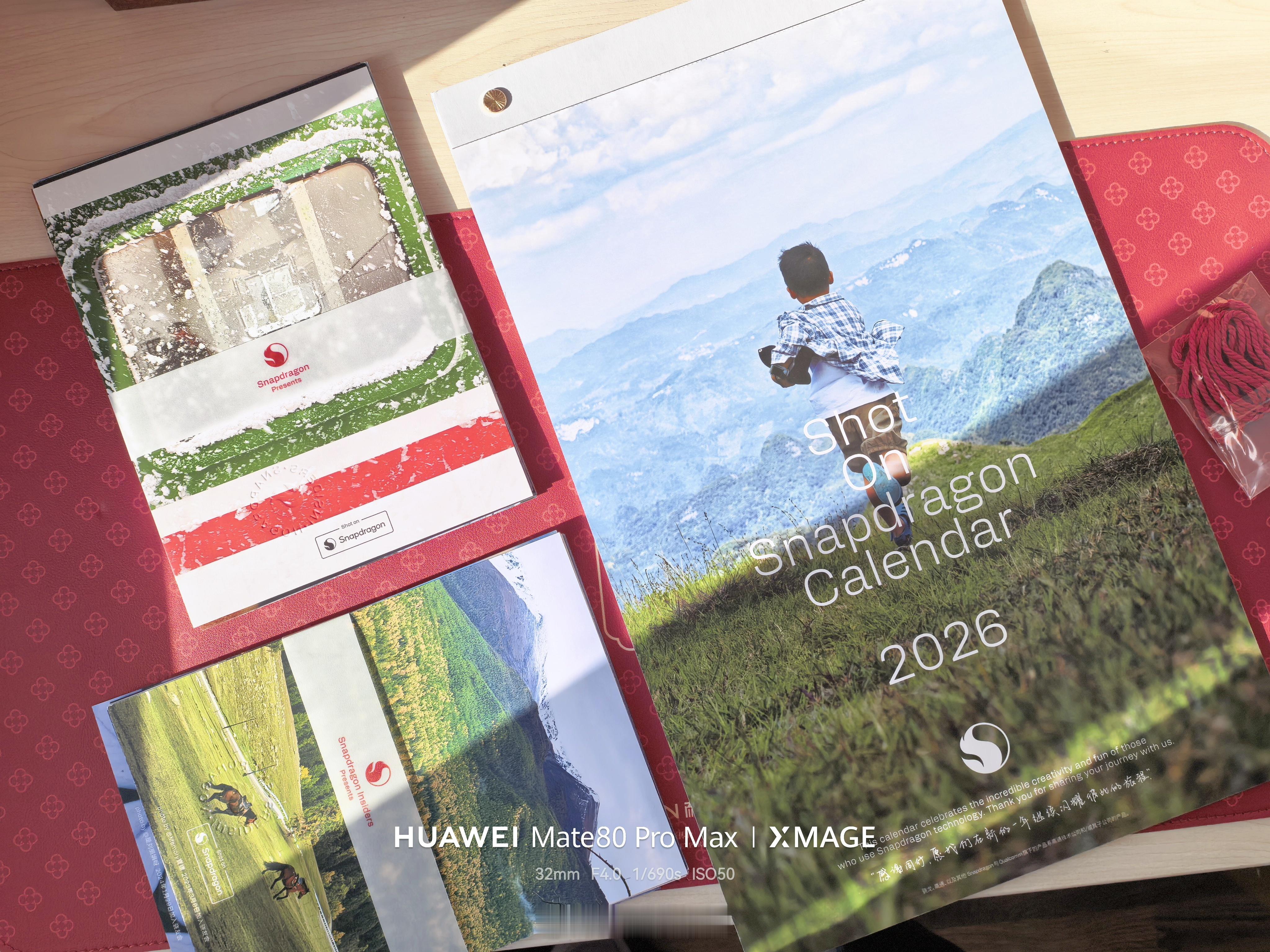 我收到一套骁龙拾光  日历还有明信片，现在的小孩都不知道邮票是什么样了！今天特意