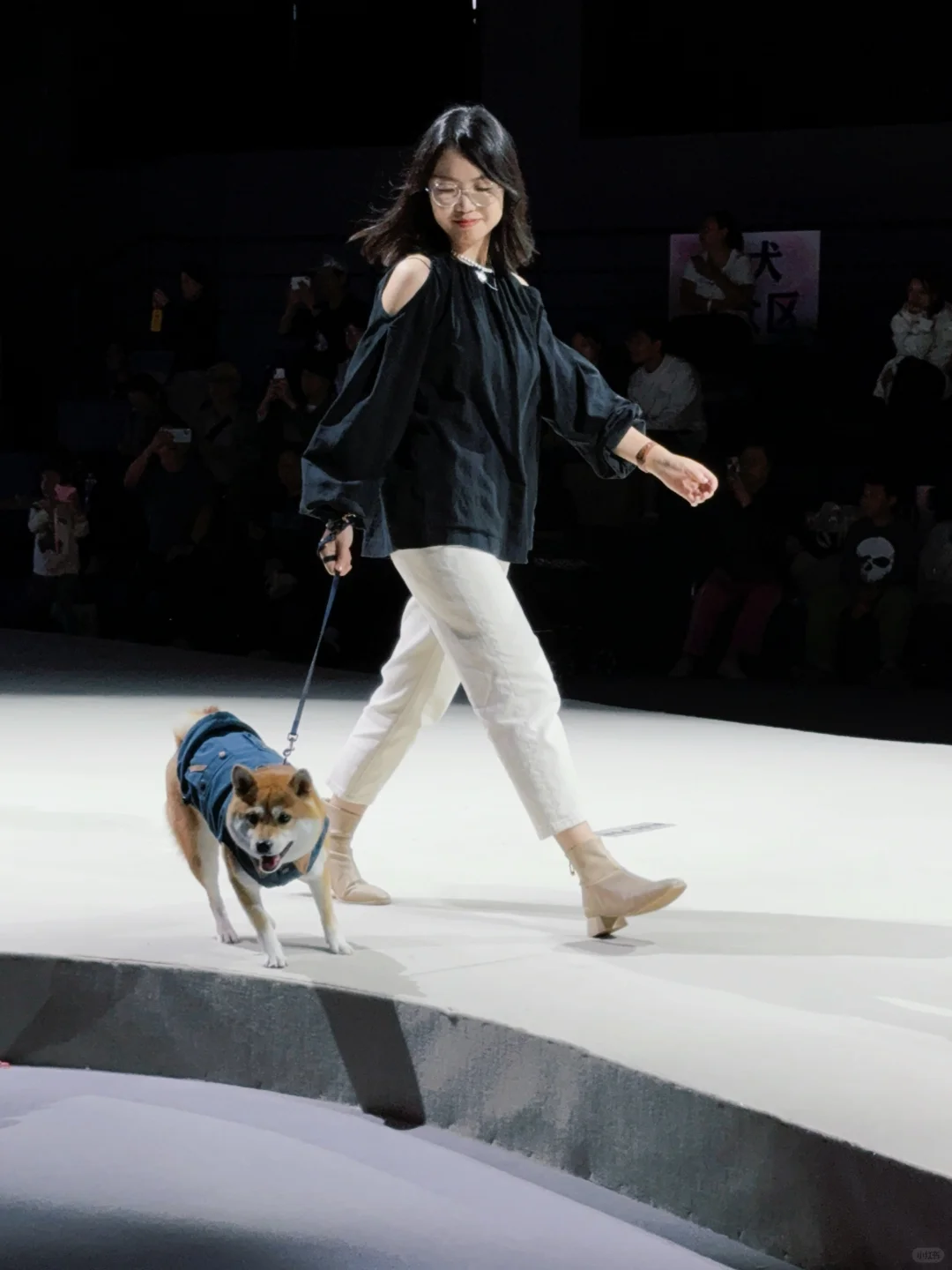 很开心跟我的小狗一起走秀