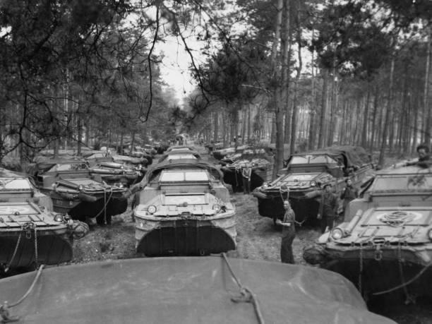 1945年3月24日，英国第21集团军第2集团军的一列DUKW两栖车辆在在德国北