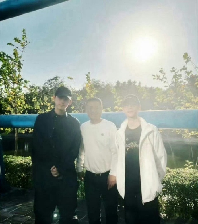 陈飞宇罗云熙同框合照 