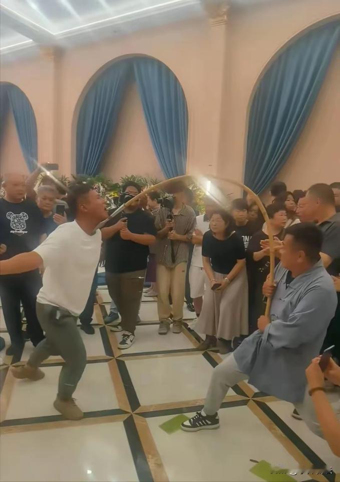 不知道
你们发现没有
杨少华追悼会上出现了玩杂耍的！

这的确不像办白事，倒是有