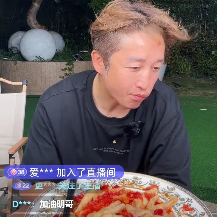 邹市明，终究还是向生活低头了。
拳王邹市明太难了，有三个儿子要养，之前开拳馆做生