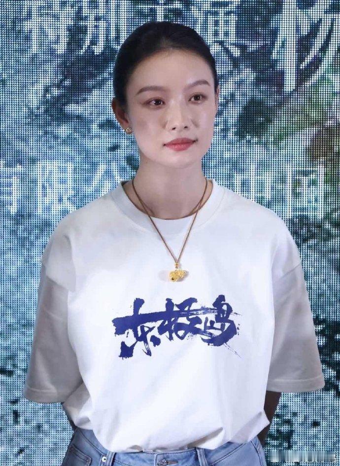倪妮是不是胖了 《东极岛》首映礼上的她，脸颊多了点柔和的弧度，不像以前那样清瘦得