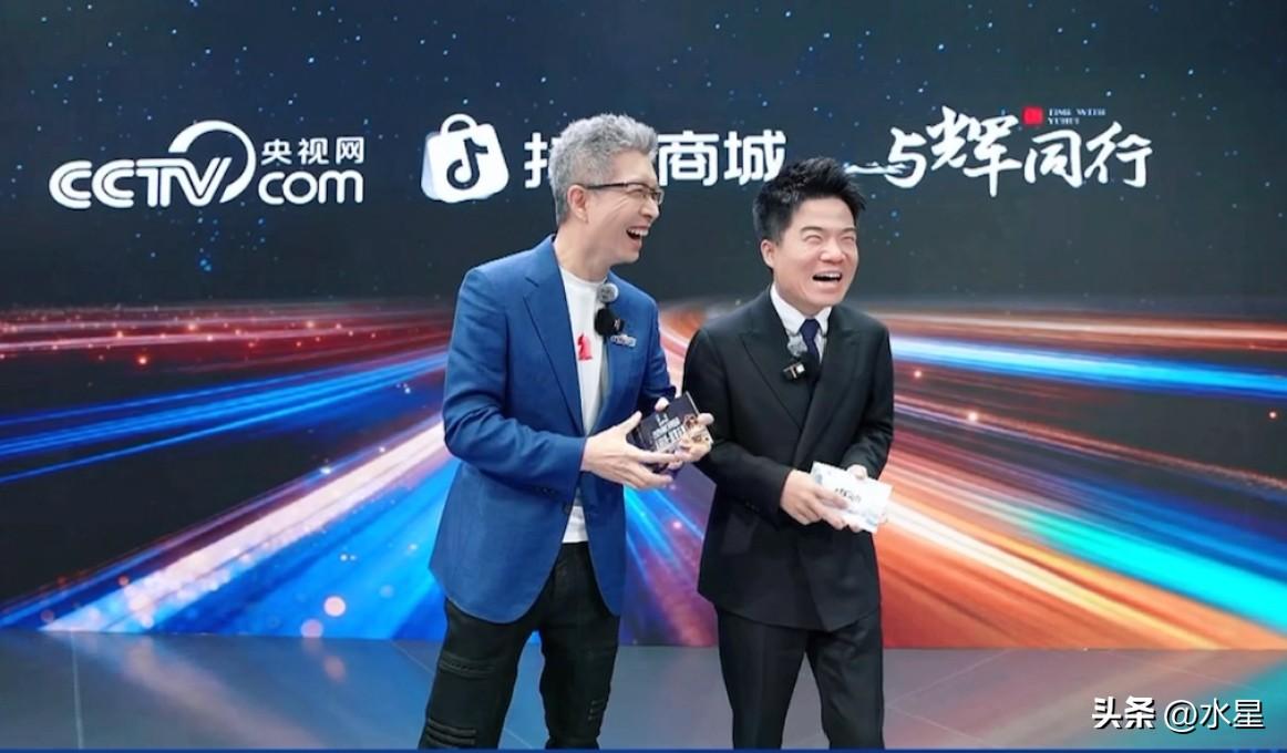 今天下午逛展AWE
估计董宇辉的脸都笑酸了[笑哭]
因为朱广权老师好喜欢逗宇辉