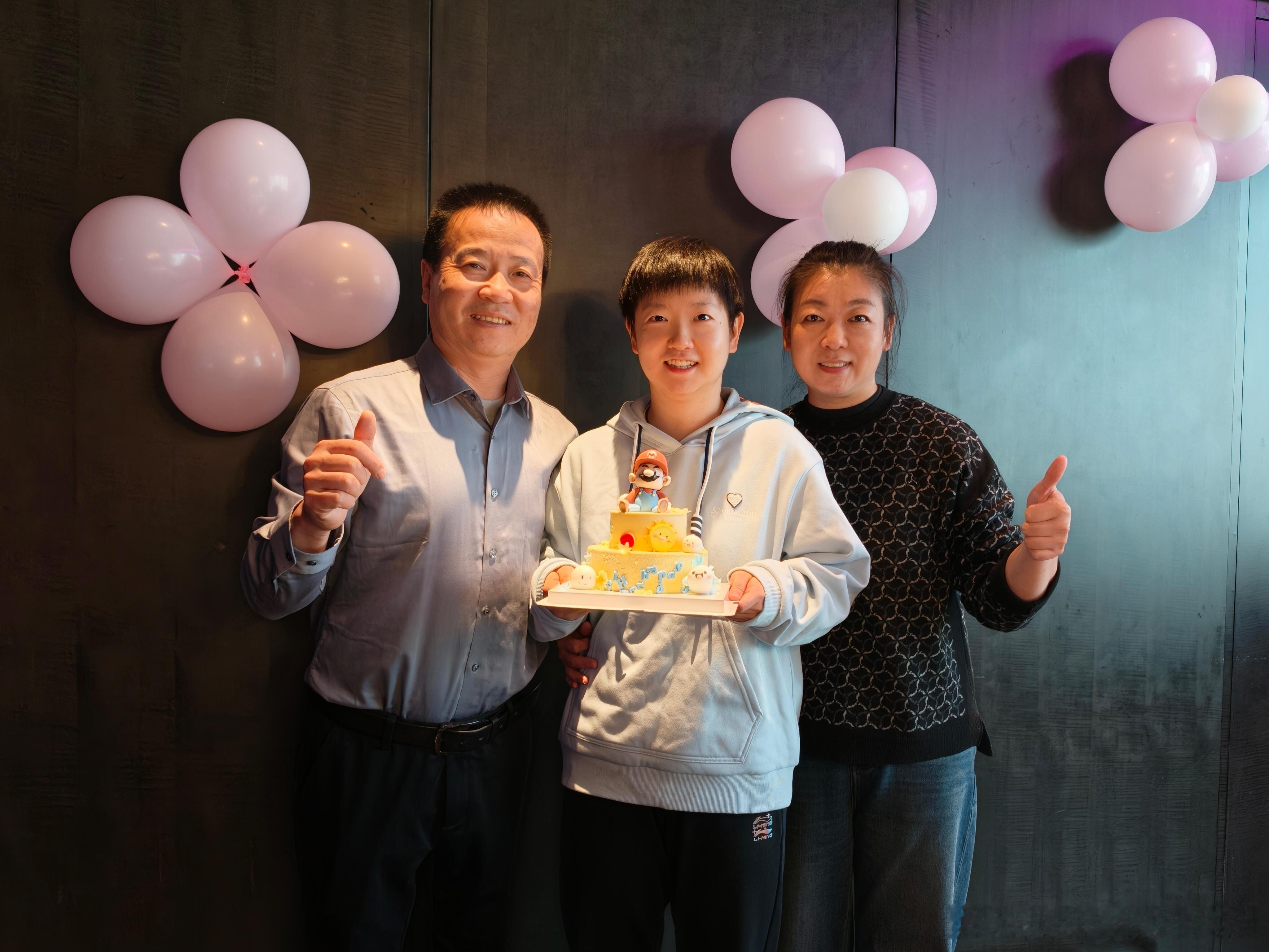 孙颖莎和父母一起过生日，和普通的邻家女孩一样，被父母放在掌心的宝贝，多么美好的画