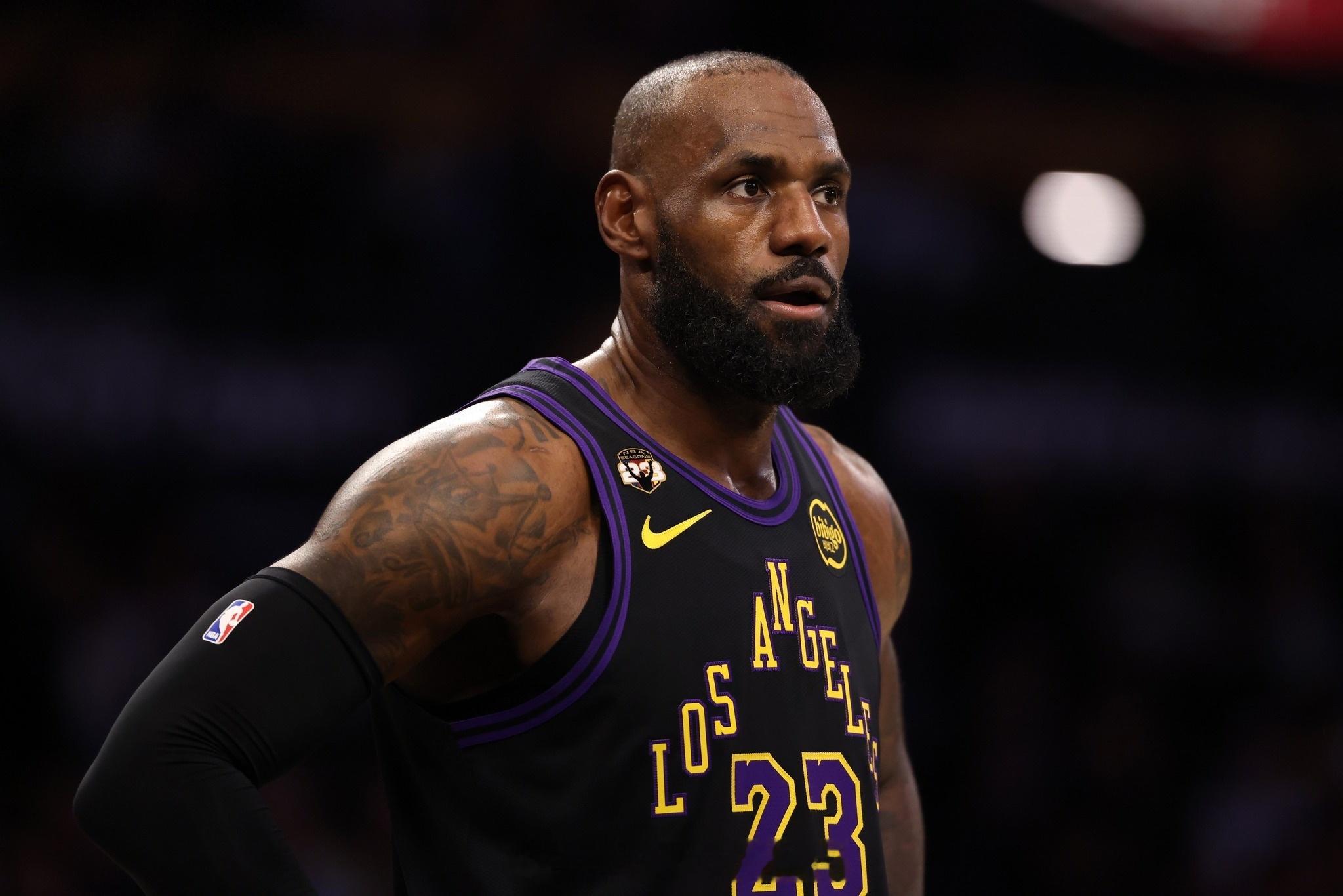 据ESPN报道，珍妮在2024年夏天选择续约詹姆斯，这一决定更多是出于无奈之举，