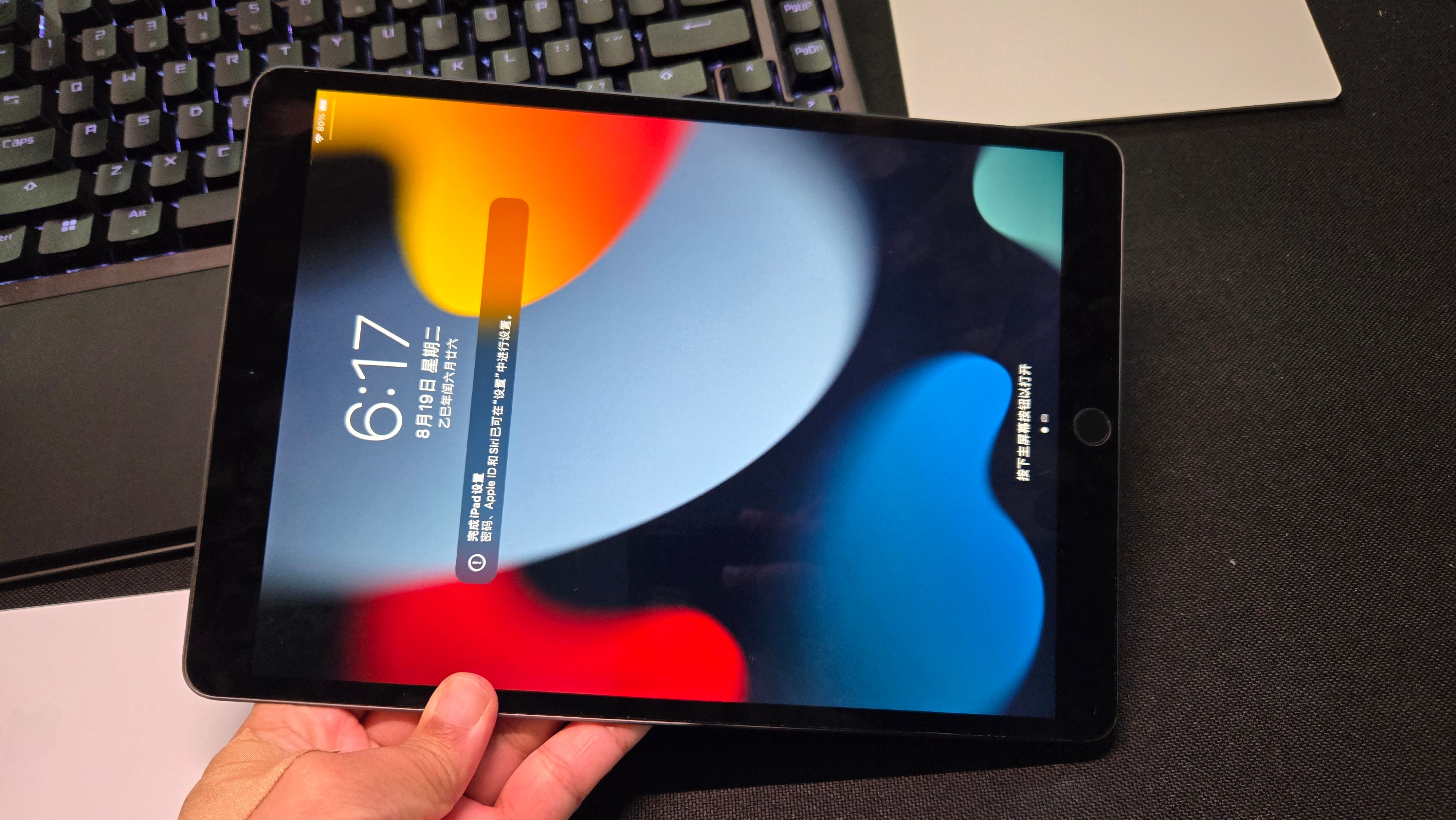 iPad Air 3弯成这样玻璃没碎，64G的国行，出个500+划算吗？ ​​​