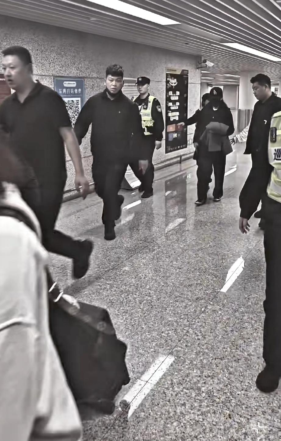 周涛太火了，机场出行得有安保人员，否则就被粉丝围堵了。

记得以前周涛独自出行时