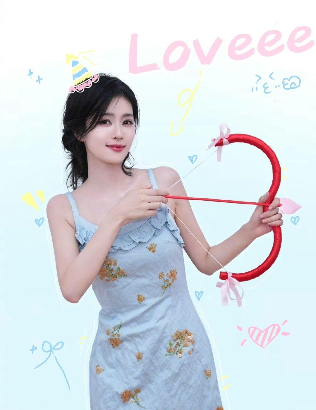 白鹿生日大片清新治愈，一身浅蓝碎花裙灵动好看，邀我们一起框住幸福，留存珍贵合影。