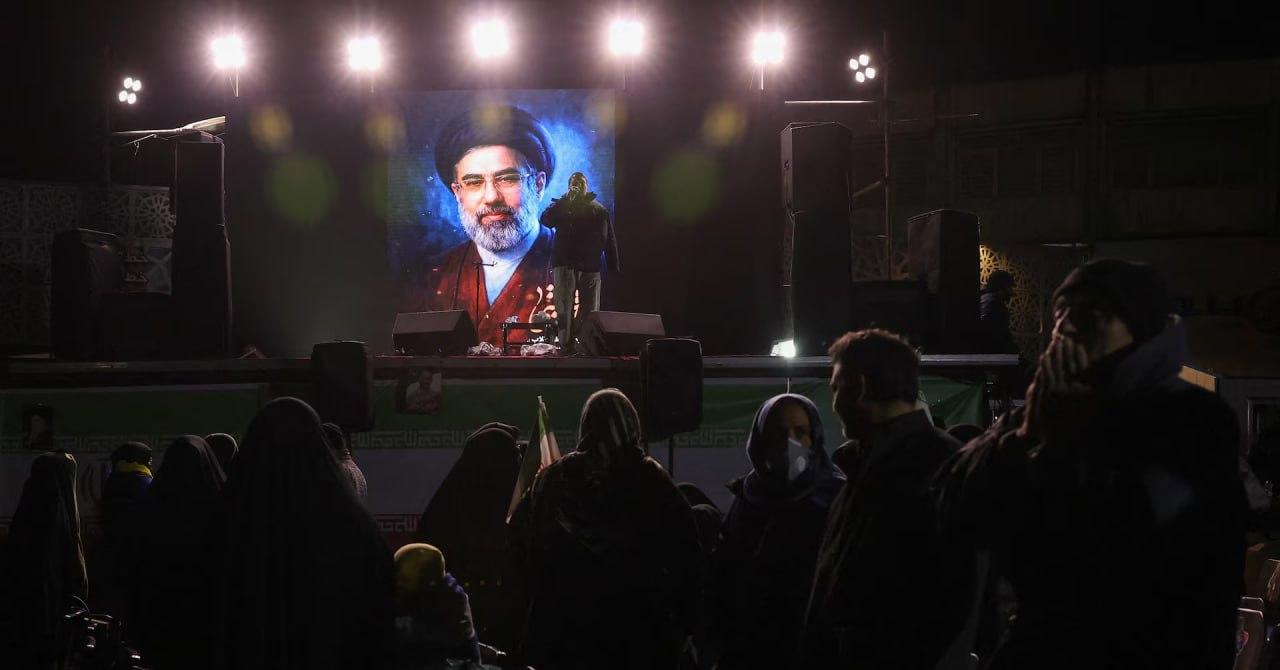 刚看到伊朗强硬派效忠新领袖穆杰塔巴·哈梅内伊，特朗普转头就对着媒体放话：“战争基