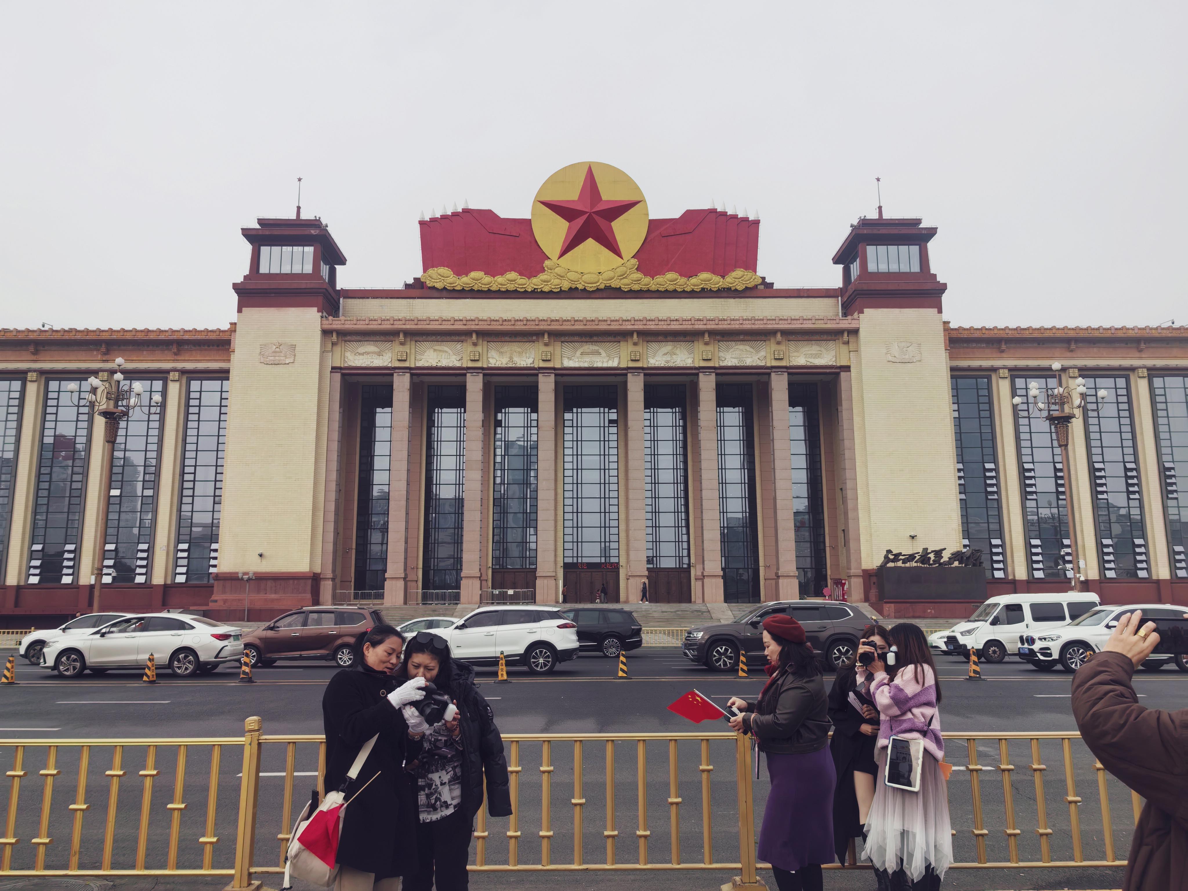 江西美术馆，毗邻八一广场。因其造型宏伟大气，庄严厚重吸引力众多游客来打...