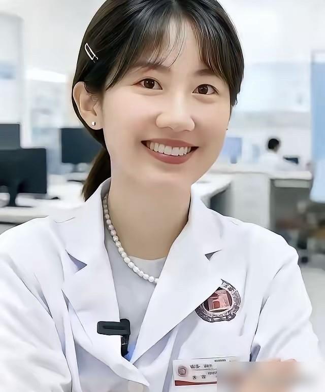 曾医生，44岁眼科主任。说实在的这个水平其实也一般，不算是太优秀。按照工作五年和