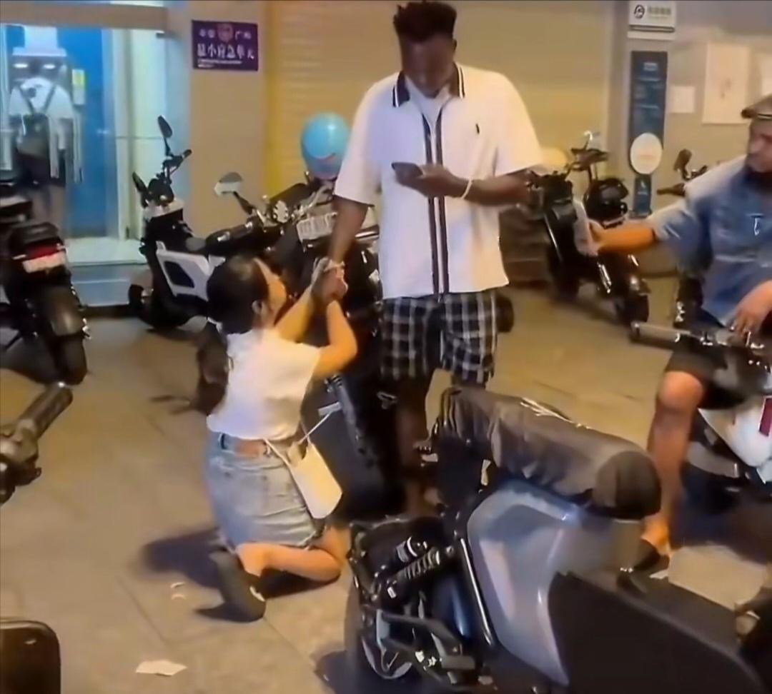 广州街头炸裂一幕！女子当众跪求外籍男子别离开自己，路人都看懵了！
 
广州街头这