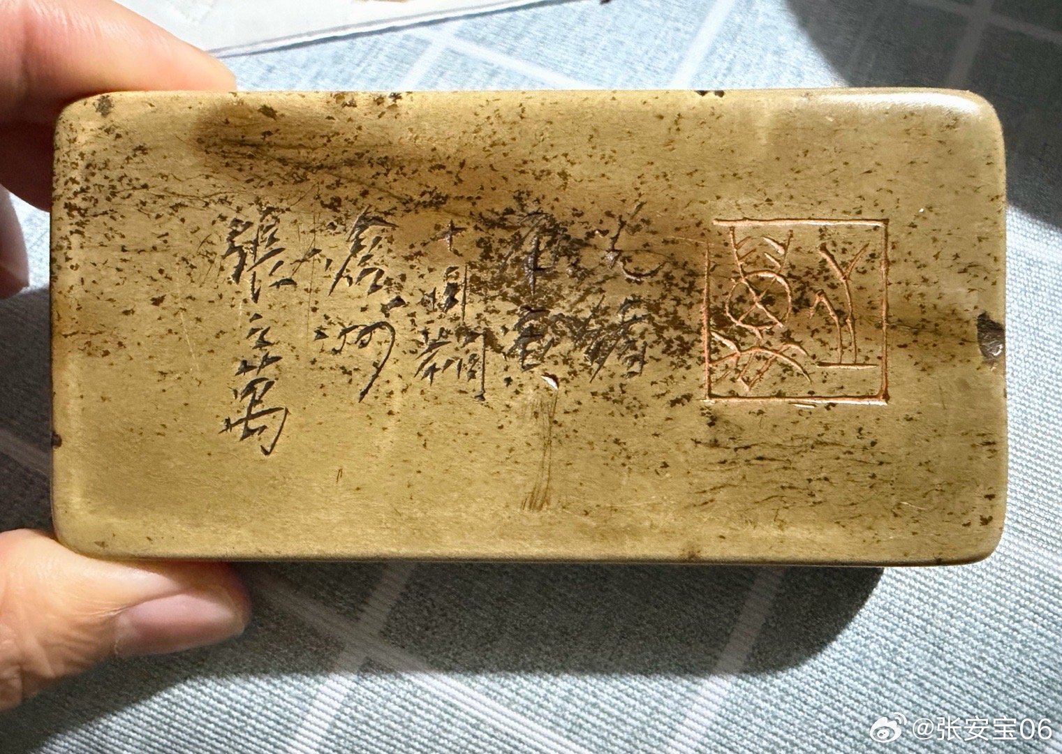 我爸不知道从什么市场买来的，说上面是个名人… 