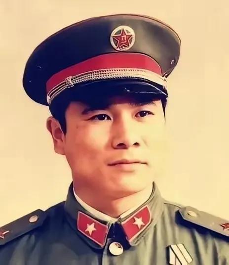 1979年，黄招强奉命护送伤兵撤退，中途休息时，他发现队伍中多了几个陌生面孔，便