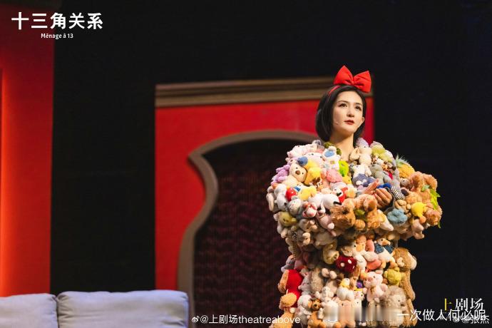 谁懂啊！张杰望着舞台上的谢娜满眼爱意，只因 张杰喜欢谢娜在舞台上闪闪发着光 ，他