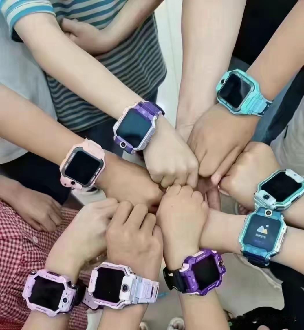 呼吁儿童电话手表做减法！

现在的小学生，手腕上戴的哪里是“电话手表”，分明是一