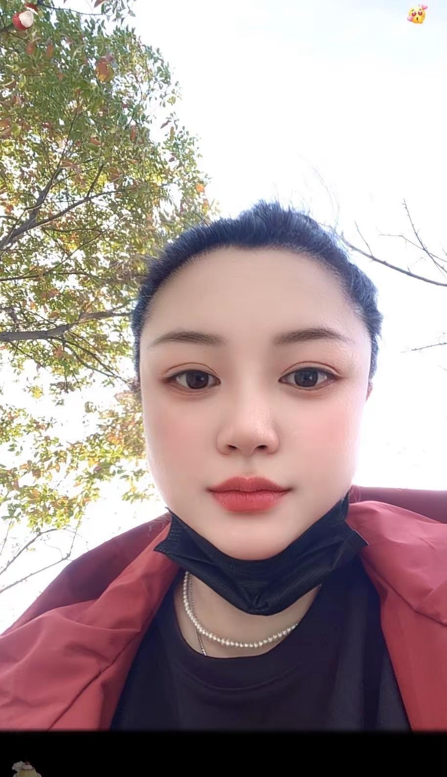 倒也不是好色，花开的这么鲜艳，我若是不去欣赏两眼，倒显得不解风情了！