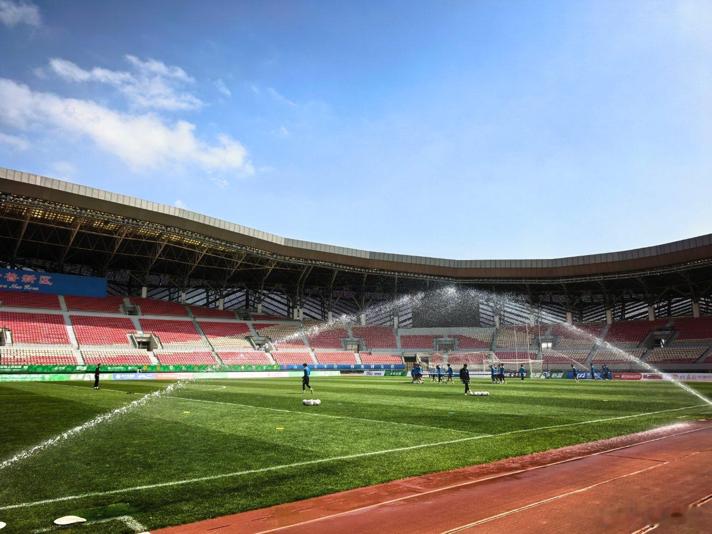 这蓝天的感觉有点去年内蒙的感觉，球队通过自己努力实现晋升的感觉真好 大连·大连普